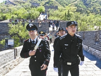 الشرطة الايطالية تجري دورية أمنية على سور الصين العظيم