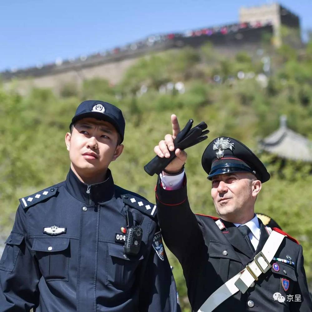 الشرطة الايطالية تجري دورية أمنية على سور الصين العظيم