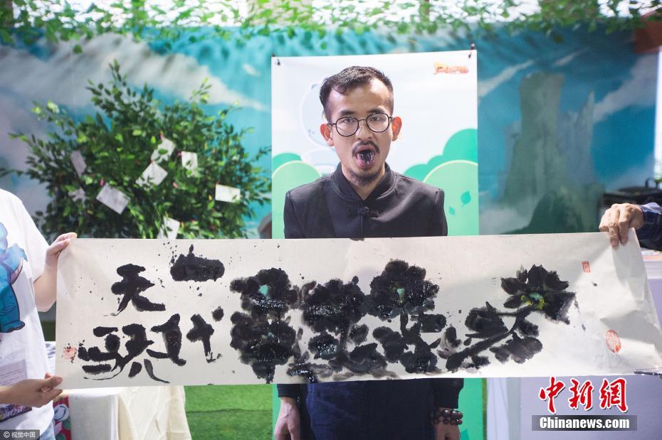 فنان يبدع لوحات فنية بلسانه في هانغتشو