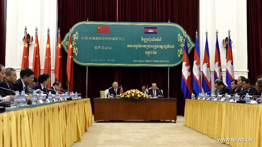 الصين وكمبوديا تتعهدان بزيادة تعزيز العلاقات