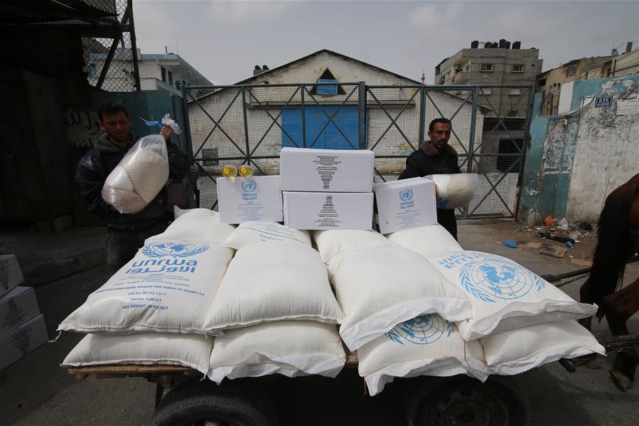فلسطينيون يتلقون مساعدات من الأونروا جنوب قطاع غزة