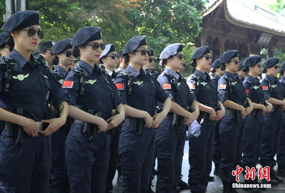 فريق دورية من الشرطيات يجذب أنظار الزوار في بحيرة شيهو