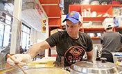 شاب أمريكي يبيع الخبز المرقوق الصيني في نيويورك