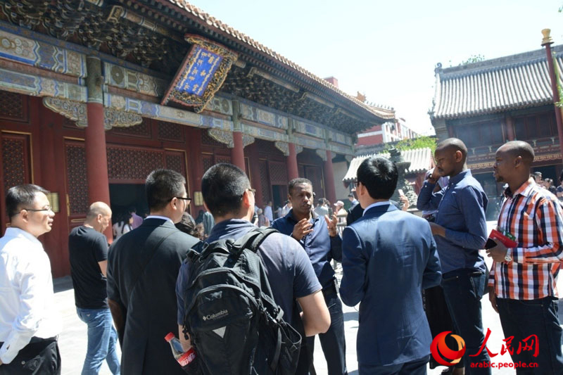الصحفيون الصينيون والأجانب يزورون مسجد نيوجيه ومعبد لاما