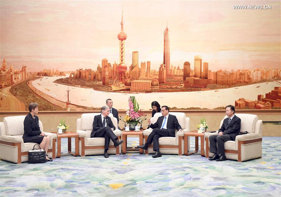 الصين وبريطانيا تتعهدان بتوثيق التعاون والتواصل