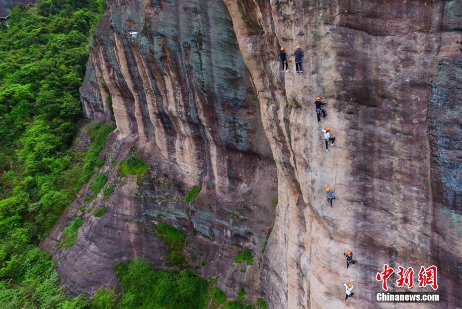 قصة بالصور: مرشدون سياحيون يعملون في المرتفعات الخطيرة