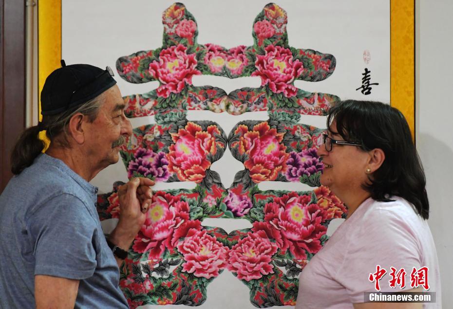 فنان نمساوي أحب فن الورق الصيني المقصوص