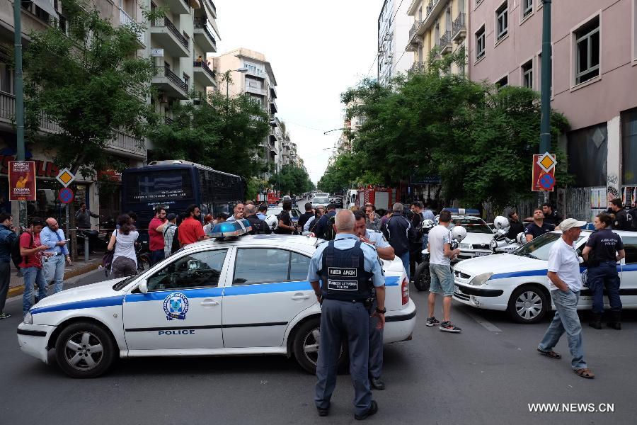 إصابة رئيس الوزراء اليوناني السابق بجراح طفيفة في انفجار مغلف مفخخ