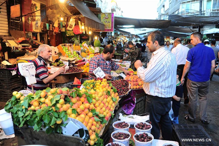 إقبال على شراء المواد الغذائية في دمشق بمناسبة رمضان