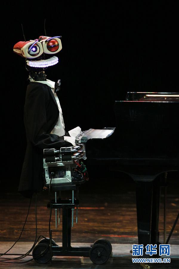 روبوت يعزف البيانو مع فنان