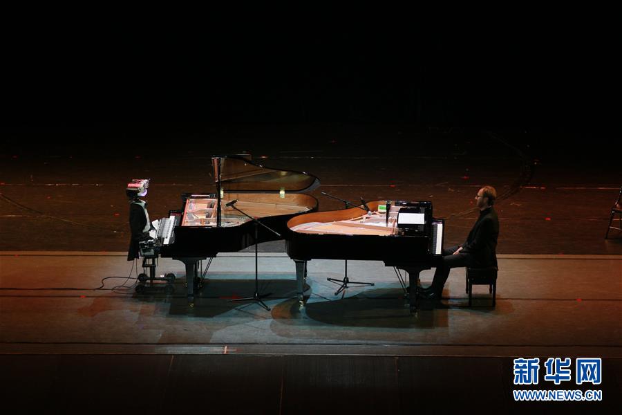 روبوت يعزف البيانو مع فنان