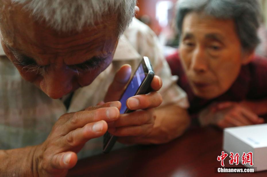 بكين تساعد المسنين ضعيفي البصر على استخدام تطبيق الهواتف