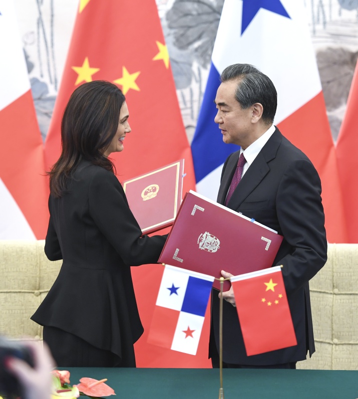وزير الخارجية وانغ إي يعلق على تأسيس العلاقات الصينية البانمية