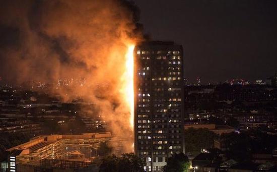 حريق هائل يلتهم مبني سكنيا من 27 طابقا غربي لندن ويخشى وجود أشخاص عالقين بداخله