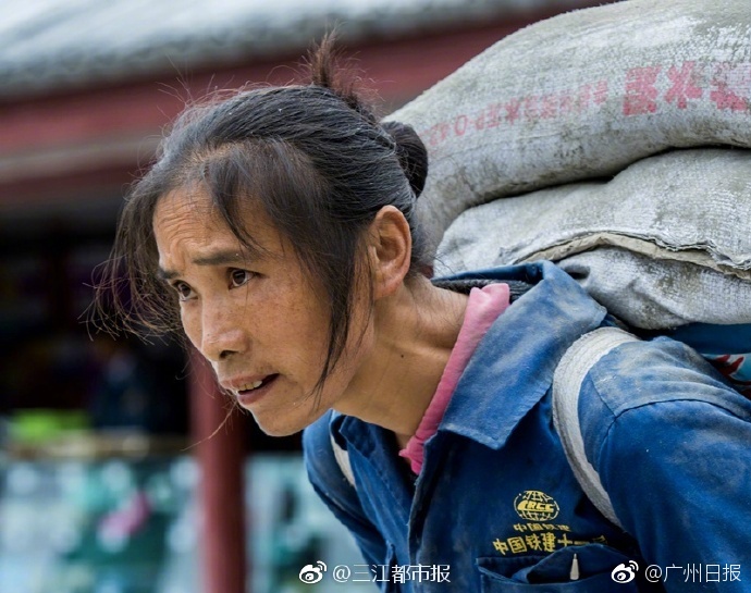 عاملة تحمل أكثر من طن من المواد كل يوم على جبل آمي