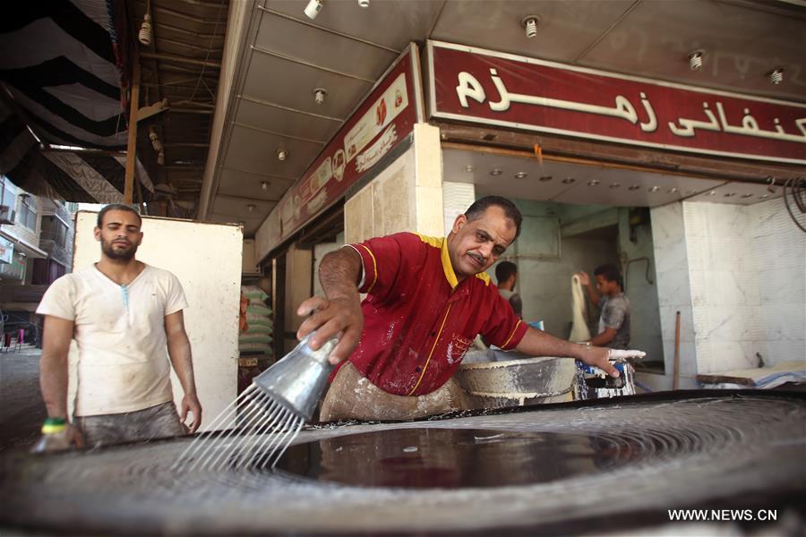 تحقيق اخباري: رغم ارتفاع الأسعار .. المصريون يقبلون على شراء كعك العيد