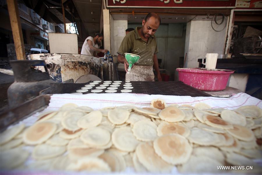 تحقيق اخباري: رغم ارتفاع الأسعار .. المصريون يقبلون على شراء كعك العيد