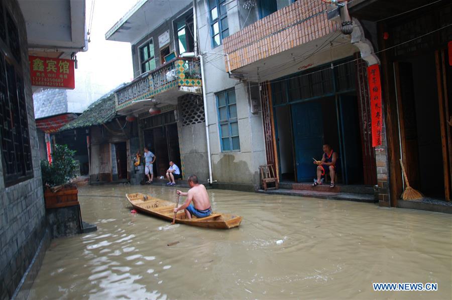 مقتل شخصين وآلاف المتضررين جراء الأمطار الغزيرة في مقاطعة هونان