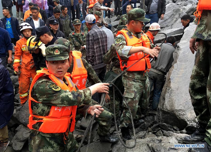 دفن أكثر من 100 شخص جراء انزلاق أرضي في مقاطعة سيتشوان