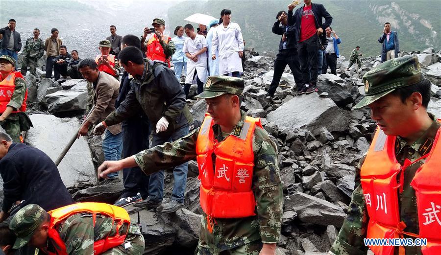 دفن أكثر من 100 شخص جراء انزلاق أرضي في مقاطعة سيتشوان