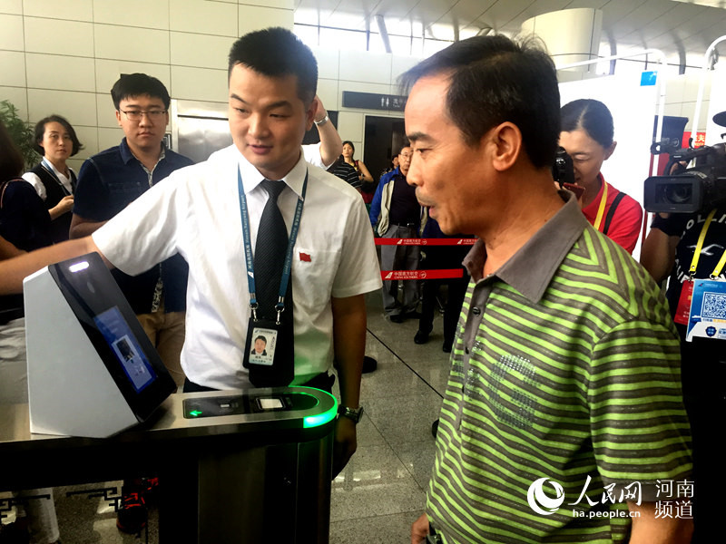 الصين تجرب نظام التعرف على الوجه عند صعود الطائرة