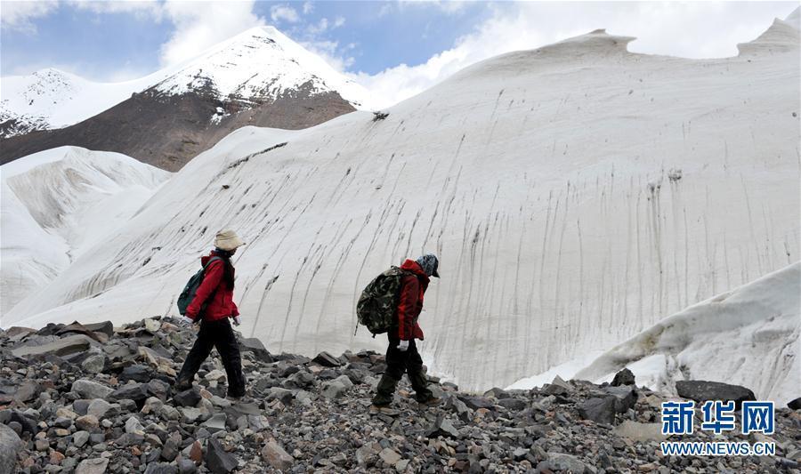 باحثون يستكشفون الأنهار الجليدية على هضبة تشينغهاي-التبت