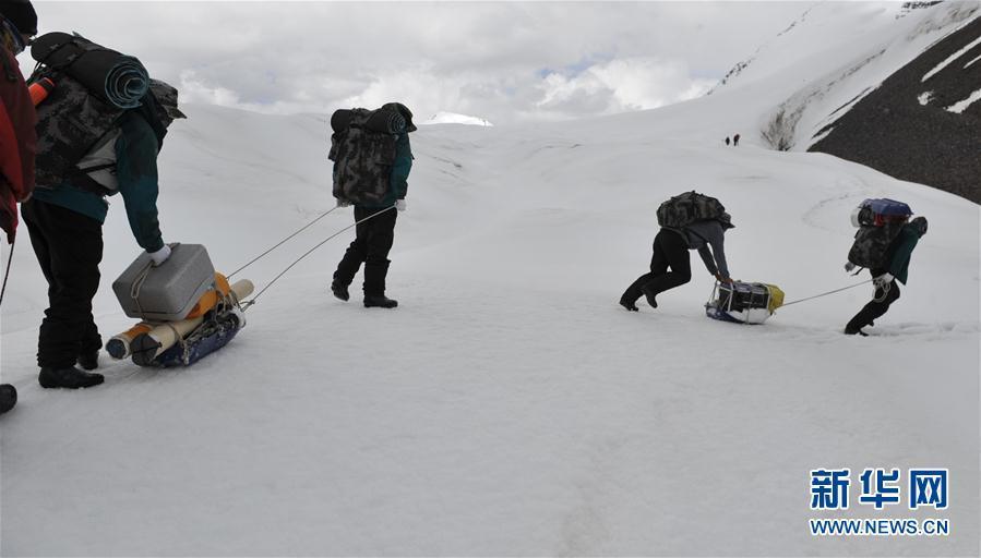 باحثون يستكشفون الأنهار الجليدية على هضبة تشينغهاي-التبت