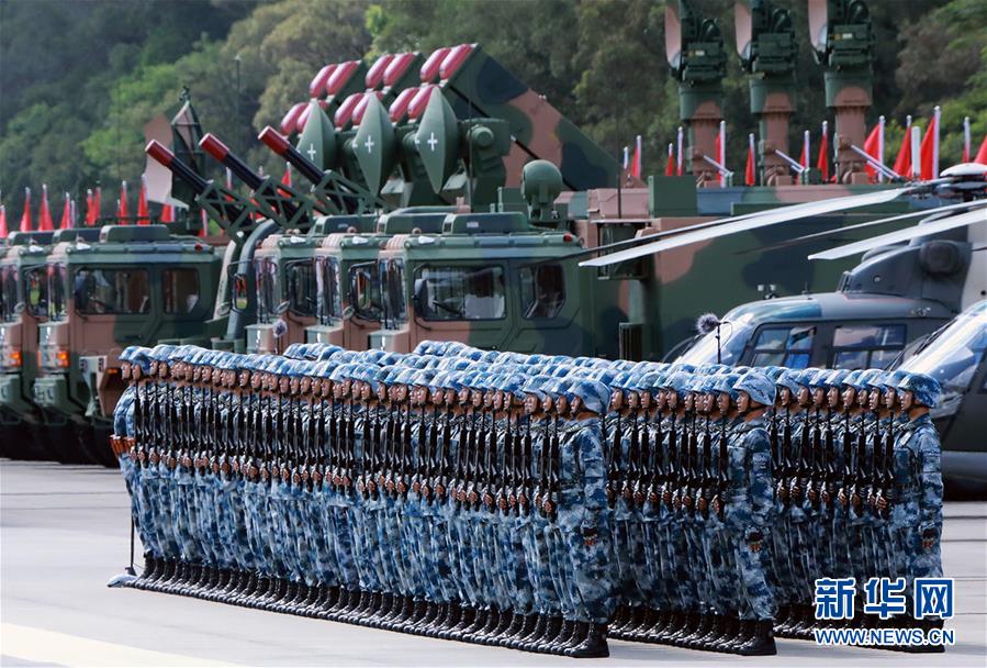 الرئيس الصيني يقوم بجولة تفتيش على جيش التحرير الشعبي الصيني في هونغ كونغ