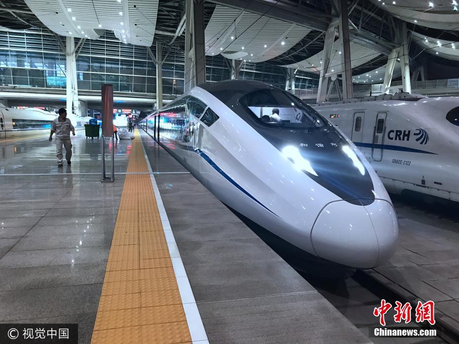 الصين تطلق أول قطار سريع مزودا بالأسرّة بالكامل