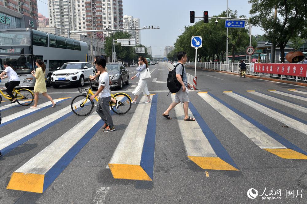 بالصور: ممر مشاة ثلاثي الأبعاد في احدى شوارع بكين
