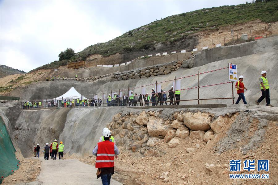 المعدات الصينية تساعد على بناء مشروع لشرب المياه في لبنان