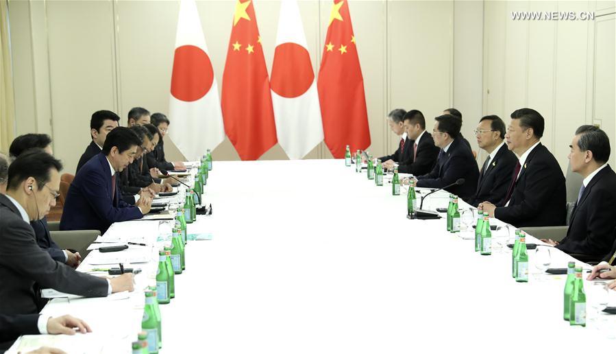 شي وآبي يجتمعان بشأن العلاقات الثنائية ويؤكدان الاستعداد لتعزيز الشراكة الصينية-اليابانية