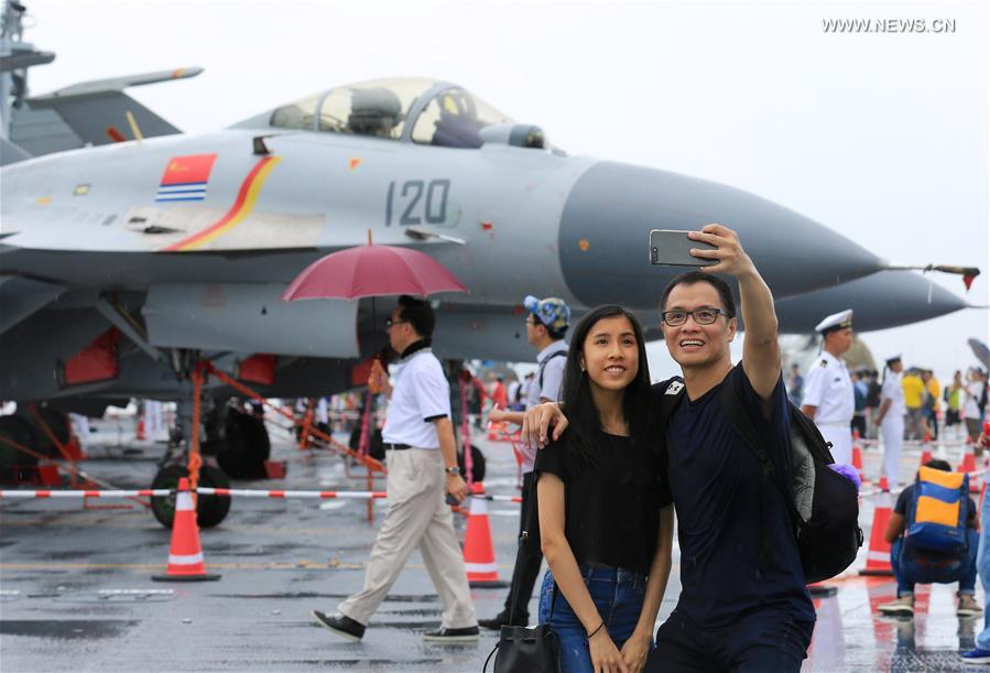 أول حاملة طائرات صينية تستقبل أبناء هونغ كونغ