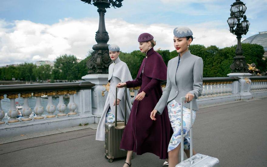 بالصور: أزياء المضيفات لشركة طيران صينية خلال أسبوع الهوت كوتور بباريس