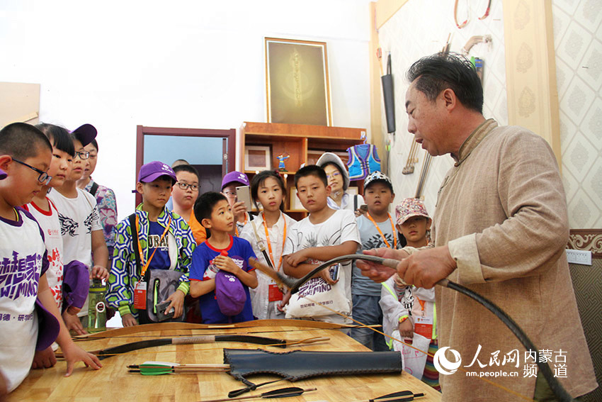 زيارة لمهارات تصنيع قوس القرن التقليدي المنغولية