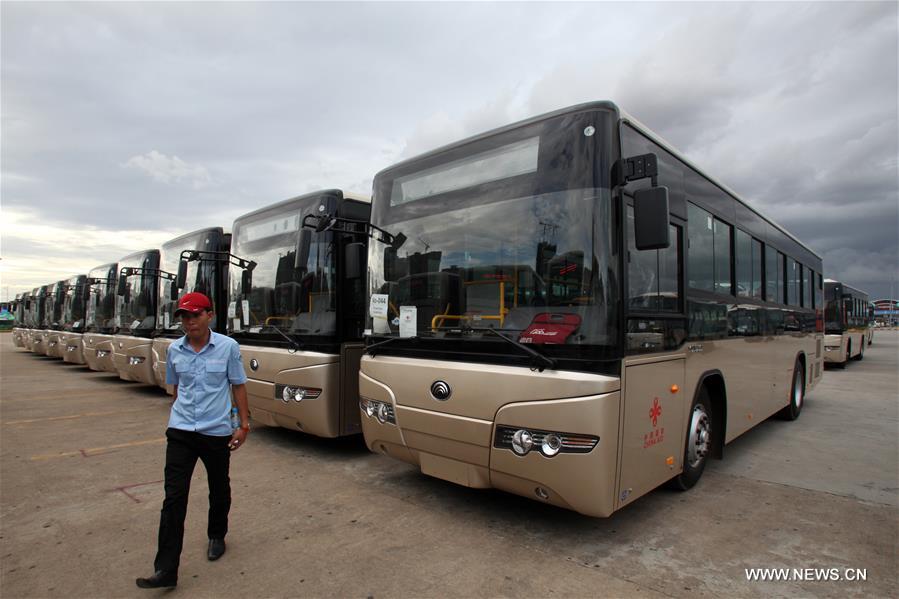 الصين تتبرع بحافلات إلى العاصمة الكمبودية