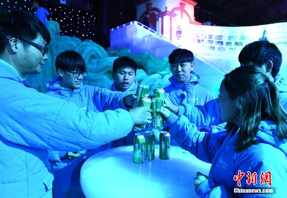 بالصور: بناء بار جليدي في مدينة تشونغتشينغ