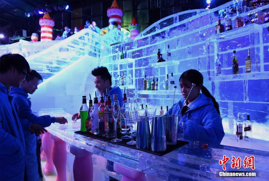 بالصور: بناء بار جليدي في مدينة تشونغتشينغ