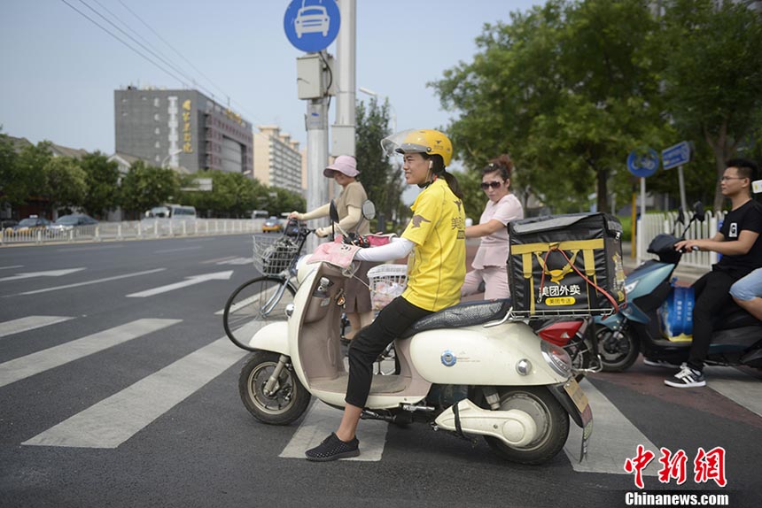 قصة بالصور: يوم واحد لعاملة تسلم الوجبات الجاهزة ببكين