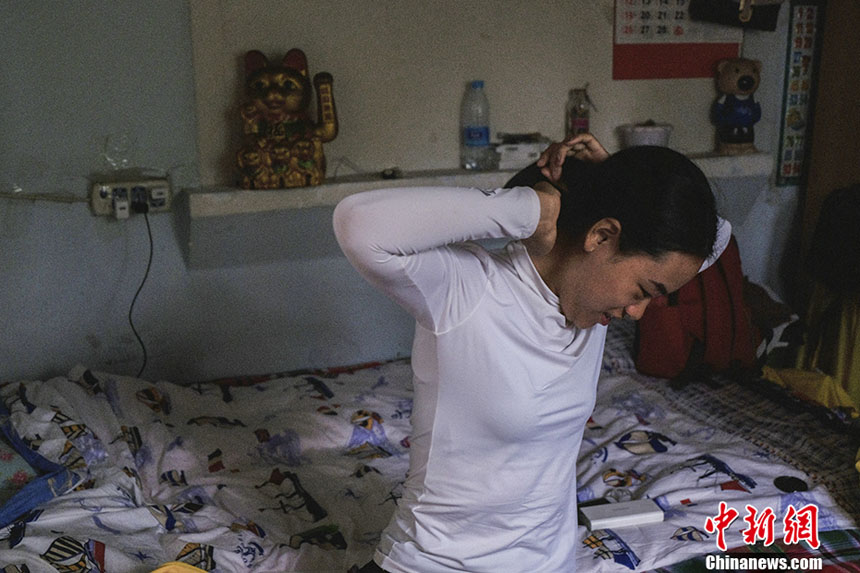 قصة بالصور: يوم واحد لعاملة تسلم الوجبات الجاهزة ببكين