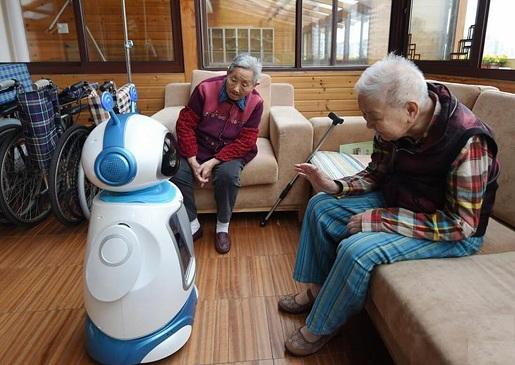 الروبوت يساعد المسنين الصينيين على التخلص من الوحدة