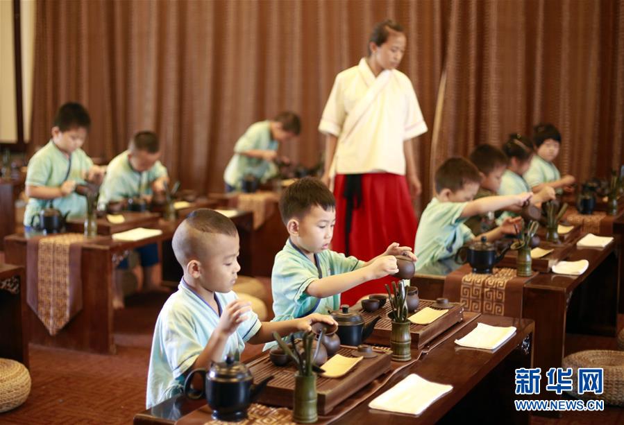 أطفال يتعلمون الثقافة التقليدية الصينية خلال العطلة الصيفية