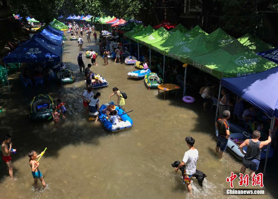 الاصطياف فى تشونغتشينغ... السكان يأكلون ويلعبون فى النهر
