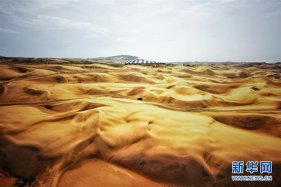  تغني الرمال للشاطئ الذهبي في منطقة منغوليا الداخلية