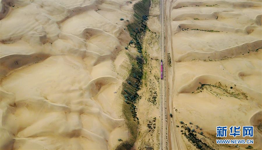  تغني الرمال للشاطئ الذهبي في منطقة منغوليا الداخلية