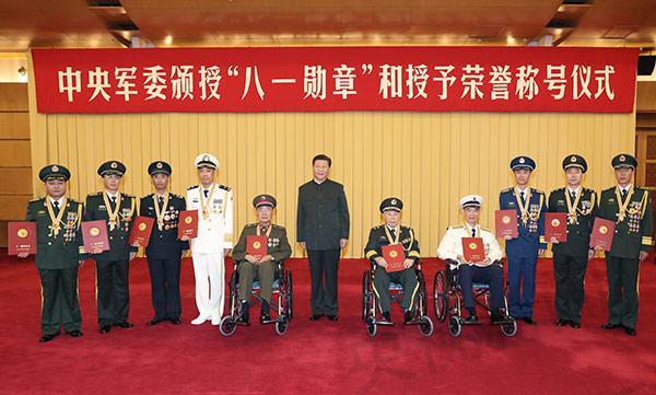 الرئيس شي جين بينغ يكرم ضباط الجيش قبل عيد تأسيس جيش التحرير الشعبي الصيني