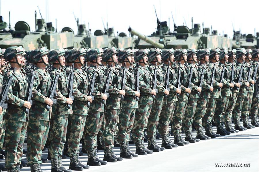 الرئيس الصيني شي جين بينغ يستعرض القوات احتفالا بالذكرى الـ90 لتأسيس جيش التحرير الشعبي الصيني