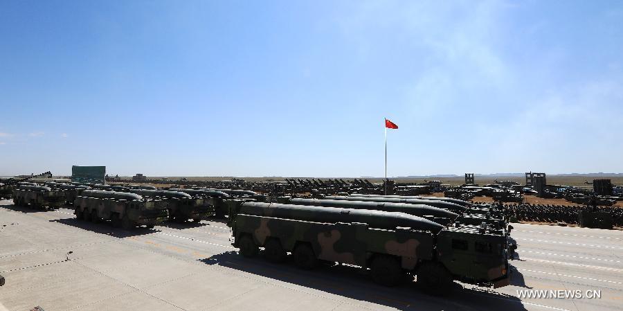 الصين تظهر صواريخ في استعراض عسكري لقواتها