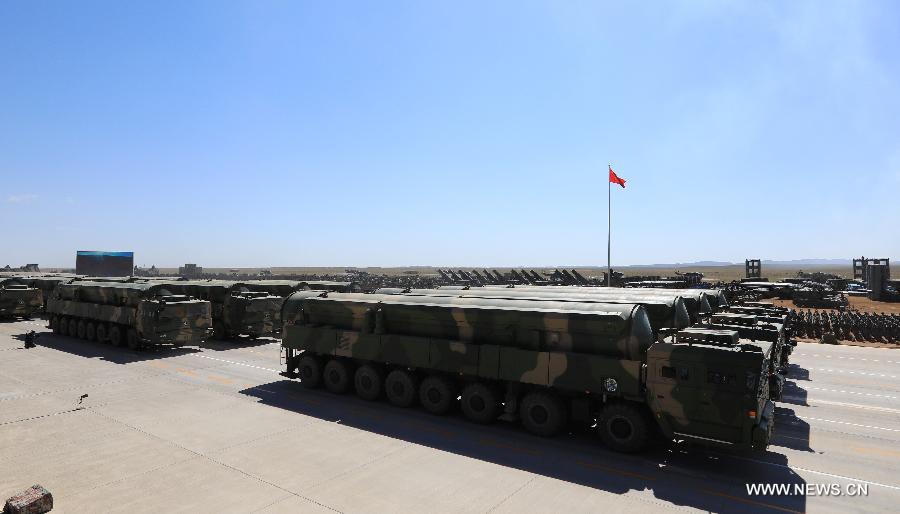 الصين تظهر صواريخ في استعراض عسكري لقواتها