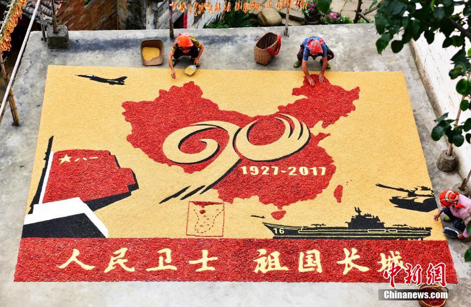 لوحة عسكرية ضخمة من المحاصيل الزراعية إحتفالاً بـ "عيد الجيش الصيني"